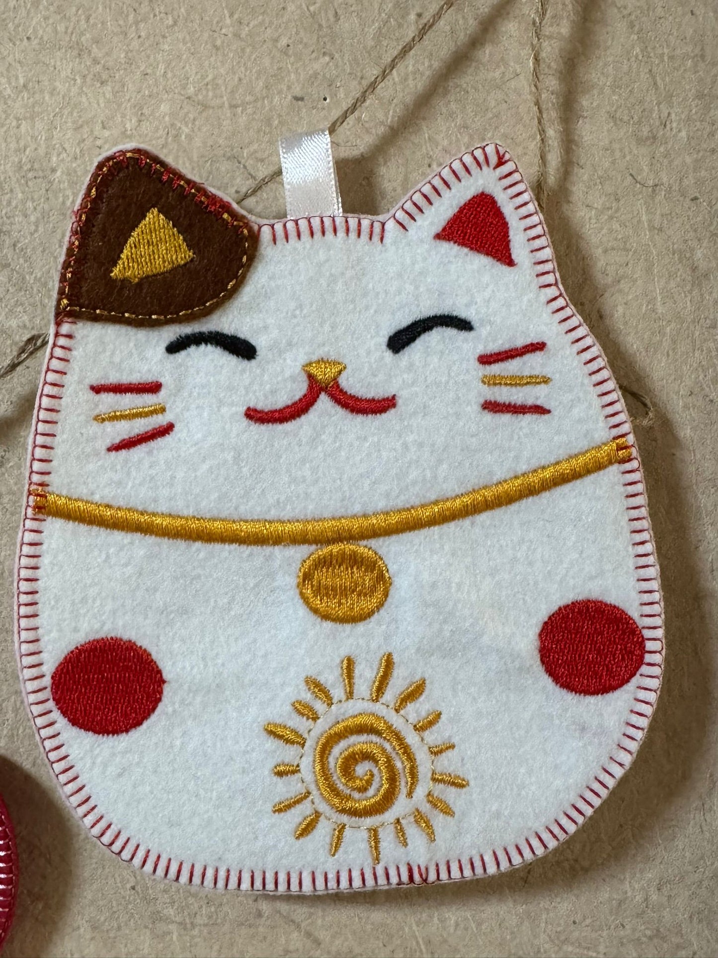 招き猫ガーランド｜フェルト刺繍 5個セット｜Maneki Neko Garland Embroidered Felt