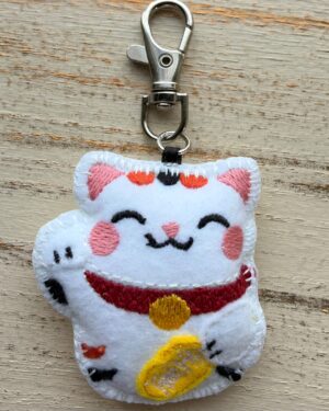 Chaveiro de Gato da Sorte (Maneki-Neko) em feltro bordado