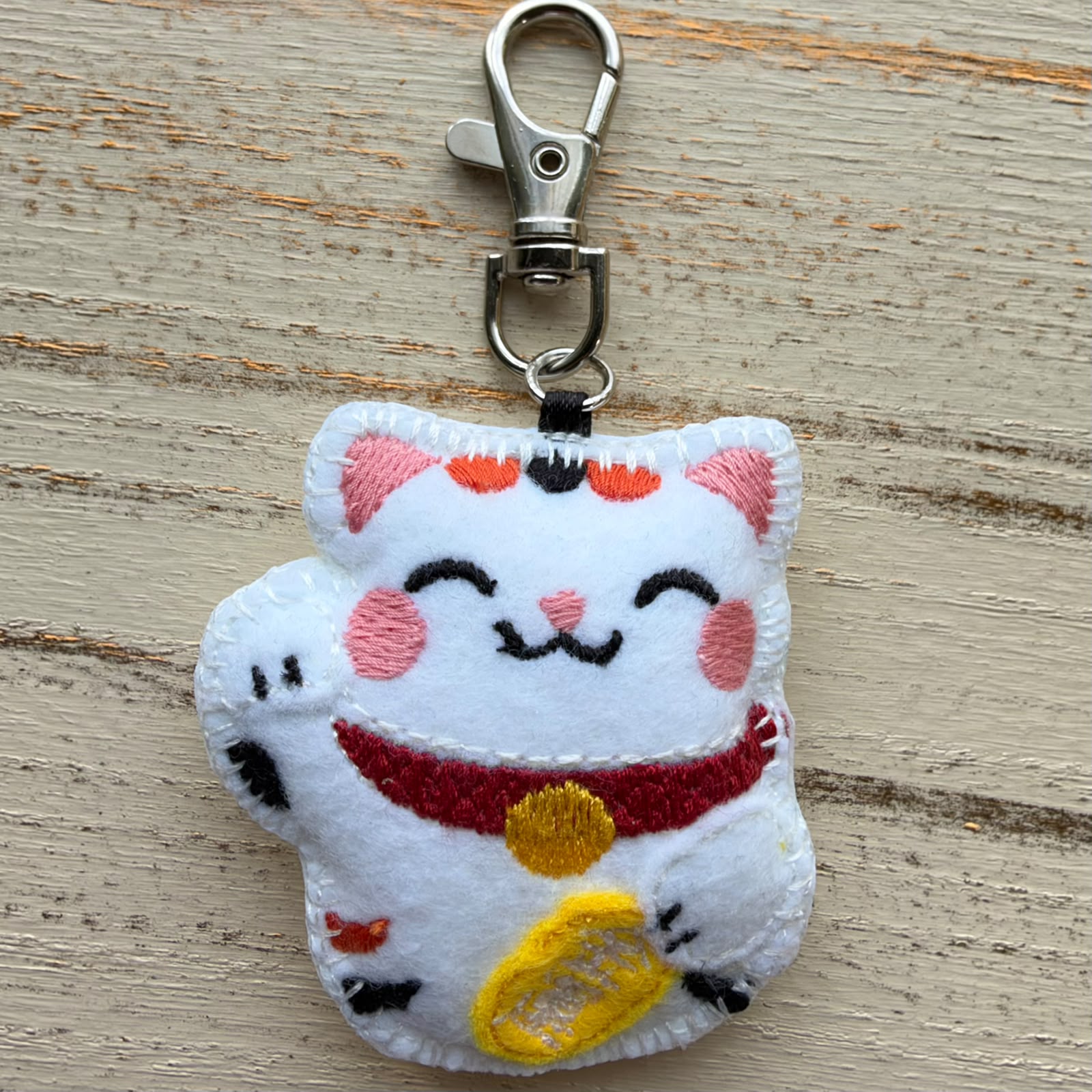 Chaveiro de Gato da Sorte (Maneki-Neko) em feltro bordado