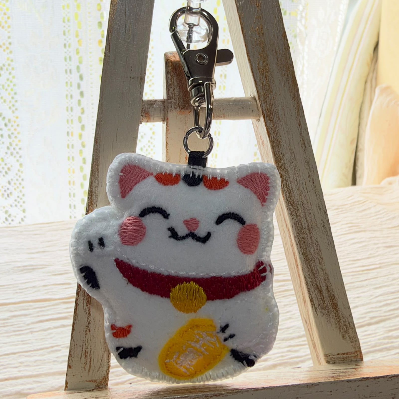 Chaveiro de Gato da Sorte (Maneki-Neko) em feltro bordado - 画像 (2)