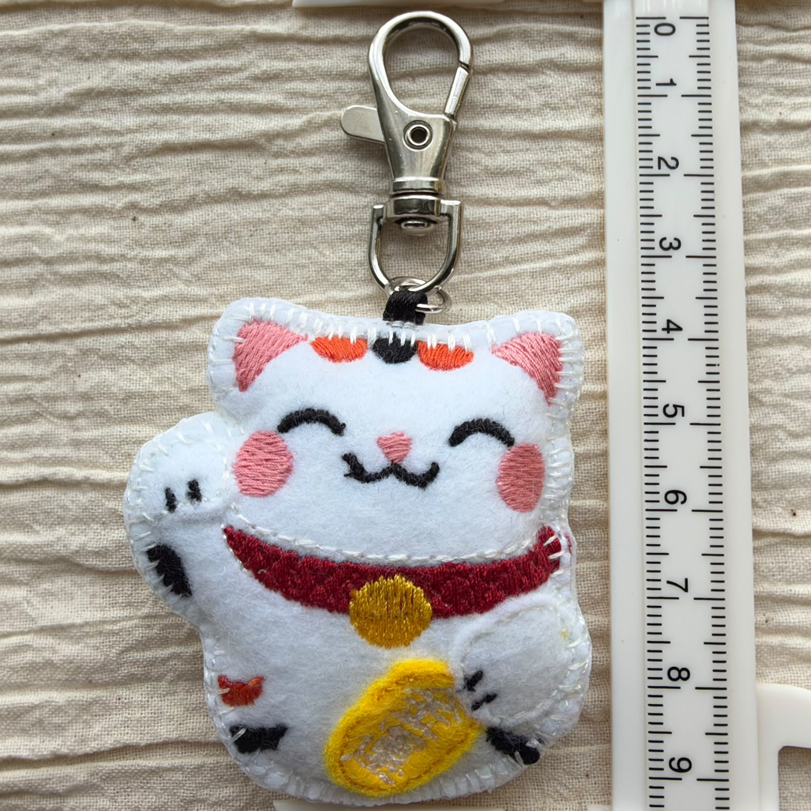 Chaveiro de Gato da Sorte (Maneki-Neko) em feltro bordado - 画像 (3)