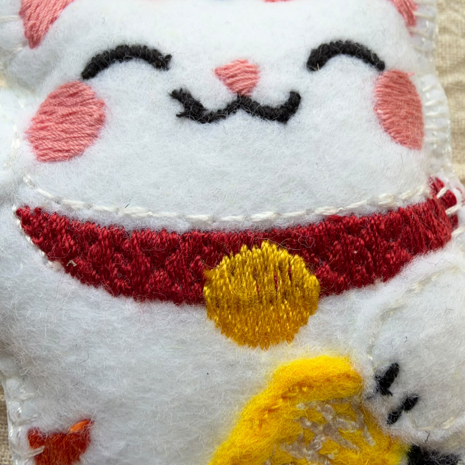Chaveiro de Gato da Sorte (Maneki-Neko) em feltro bordado - 画像 (7)