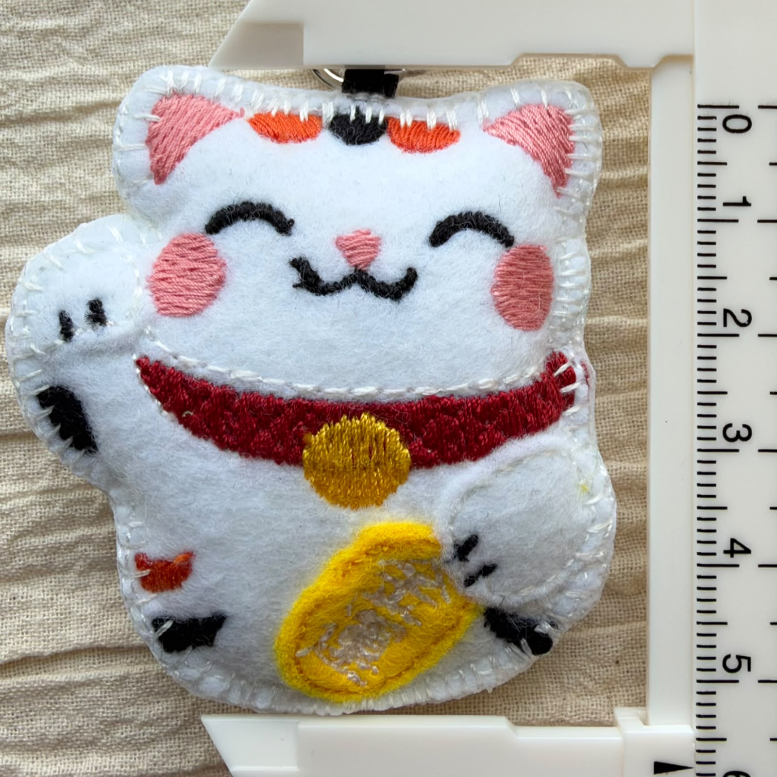 Chaveiro de Gato da Sorte (Maneki-Neko) em feltro bordado - 画像 (4)